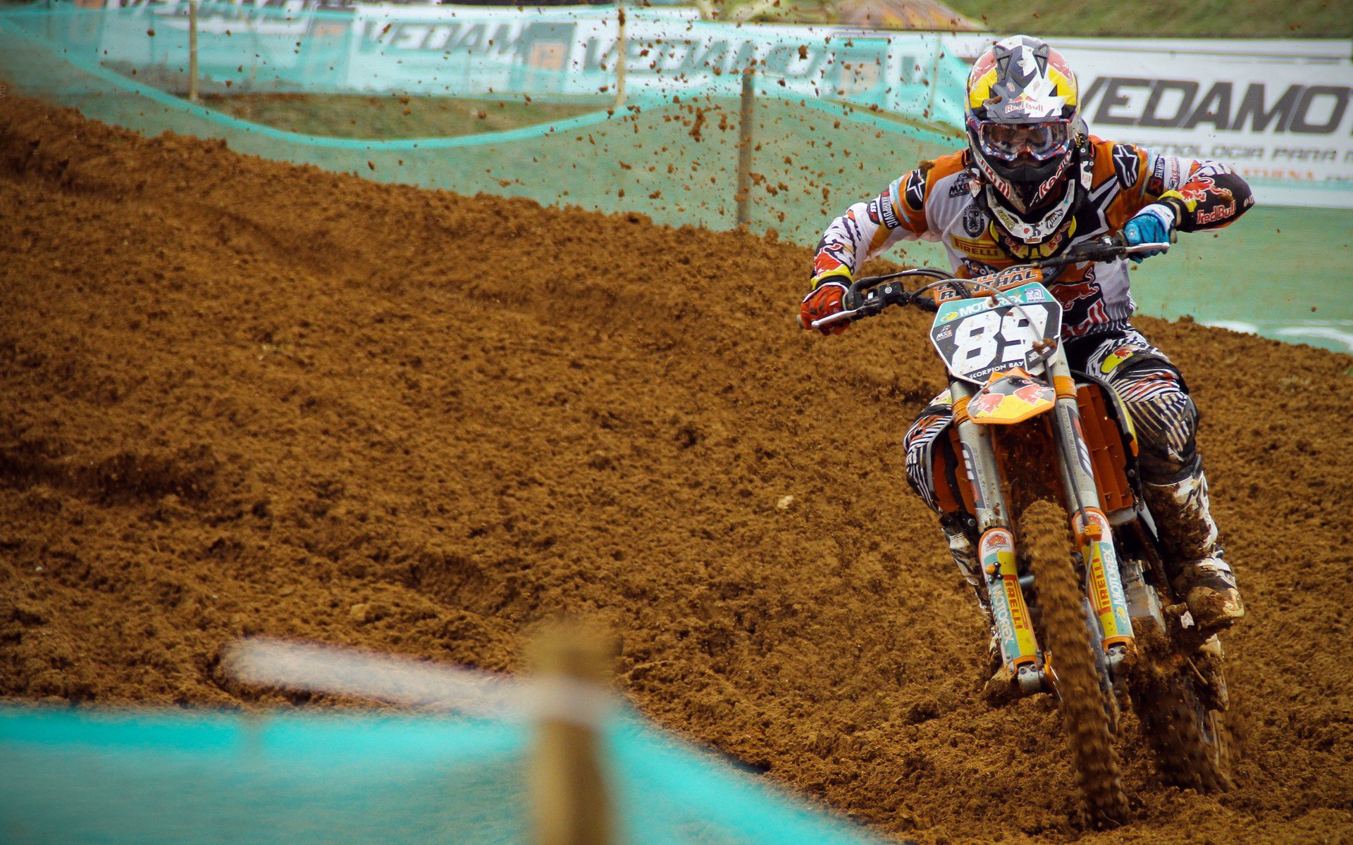 羽毛球赛场激烈对抗频出精彩回合,羽毛球对战视频